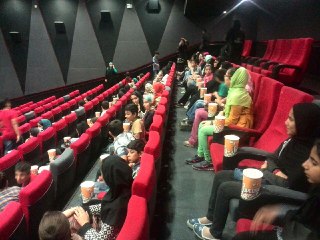 ۷۵نفر از کودکان مهرآفرین و بچه های کار و خیابان در سینمای مجتمع تفریحی کوروش، به تماشای انیمیشن جذاب و آموزندهinside out نشستند. 