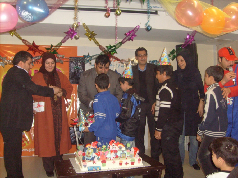 جشن تولد 50 کودک تحت پوشش مهرآفرین برگزار شد+فایل تصویری گزارش برنامه در شهر