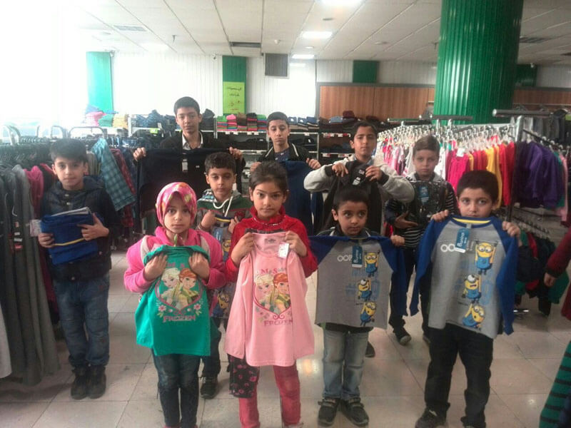 دانش‌آموزان ممتاز مهرآفرین  جایزه خود را از فروشگاه شهروند خریداری کردند
