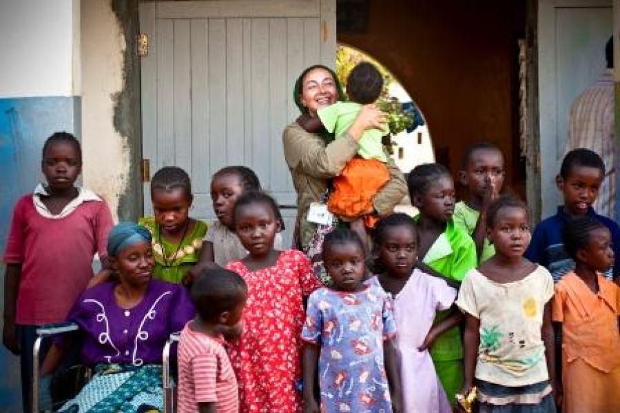 کتایون ریاحی برای اهدای کمک های مهرآفرین به آفریقا سفر کرد