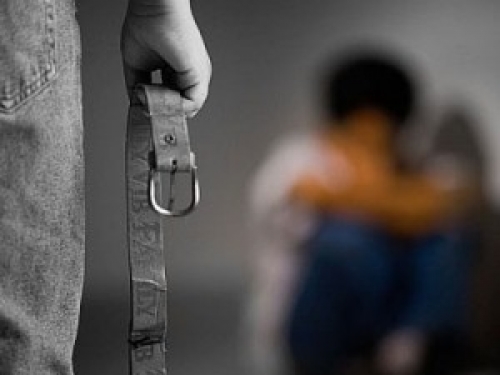 یادگارهای سیم و سیخ بر پیکر کودک یک ساله/ پدر و مادر کودک آزار متواری شدند 