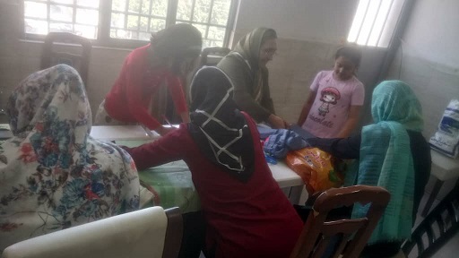 مادران در کارگاه بافتنی/ آموزش مددجویان شعبه حصار کرج