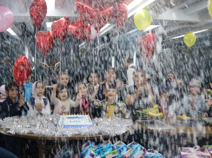 یکی از یاوران مهرآفرین برای ۹نفر از کودکان متولد آبان ماه جشن تولد گرفت.